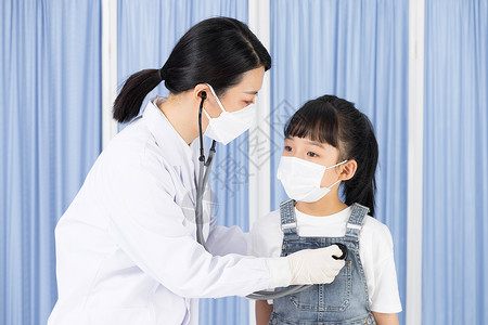 医生使用听诊器帮小女孩做检查图片