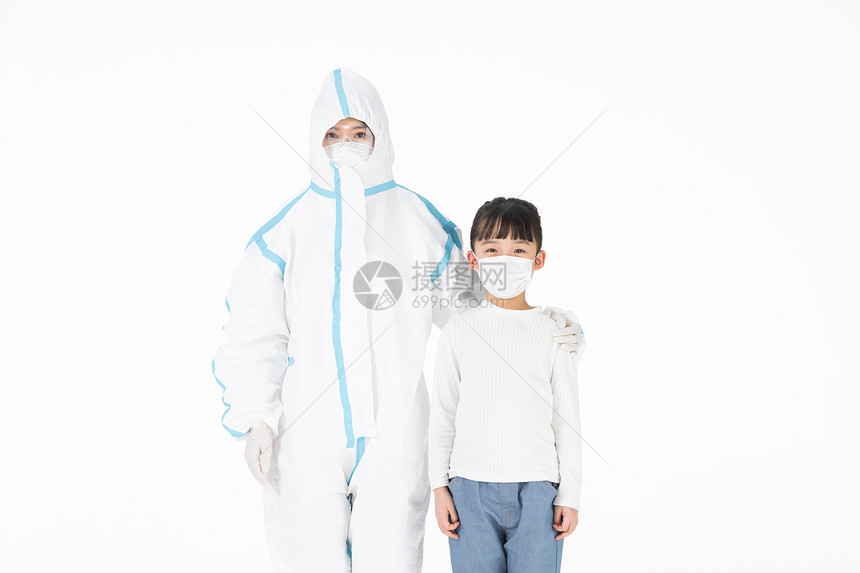 穿防护服的医护人员与戴口罩的小女孩形象图片