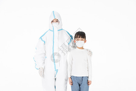 穿防护服的医护人员与戴口罩的小女孩形象图片