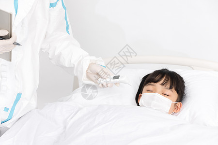 医护人员给病床上的小女孩测量体温图片