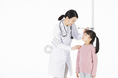 医护人员给小女孩测量身高背景
