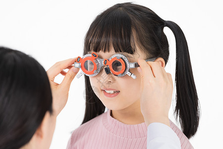 全国爱眼日宣传正在配眼镜的小女孩背景
