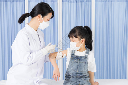 打新冠疫苗医生给小女孩接种疫苗背景