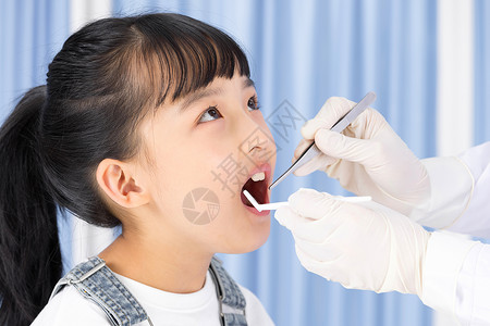 牙龈护理被检查牙齿的小女孩背景