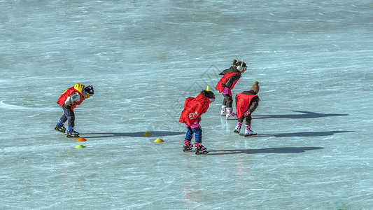 溜冰的小孩城市儿童冰上运动背景