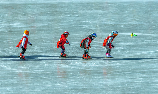 冬天玩耍城市儿童冰上运动背景