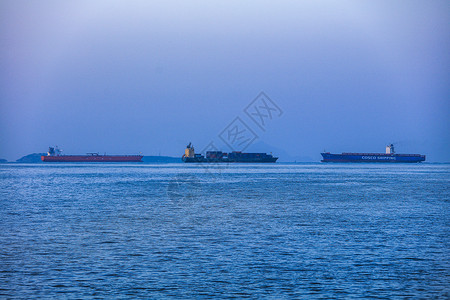 繁忙的海上交通轮船在海上行驶背景图片