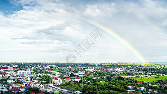 热带城市雨过天晴彩虹出现背景图片