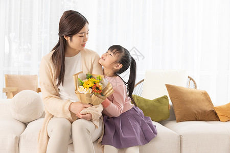 暖色女孩送花给妈妈插画母亲节女儿送花给妈妈背景