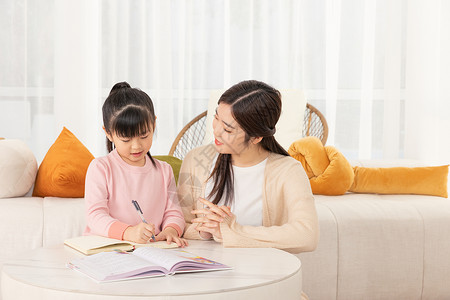 妈妈客厅辅导女孩学习图片