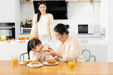 祖孙三代奶奶喂孙女吃早餐图片