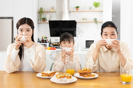 外婆女儿外孙女吃早饭的祖孙三代背景