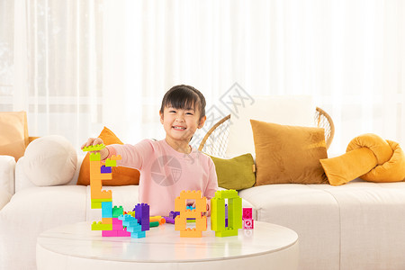 拼搭积木在客厅玩积木的小女孩背景