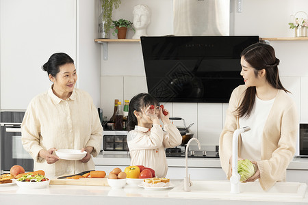 外婆和孙女祖孙三代在厨房一起做饭背景