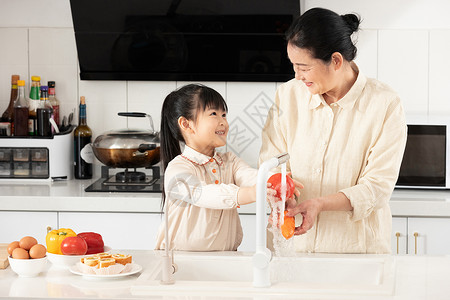 外婆和孙女奶奶与孙女厨房做早餐背景