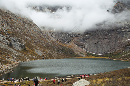 莲宝叶则高山湖泊背景图片