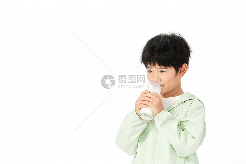 喜欢喝牛奶的小男孩图片