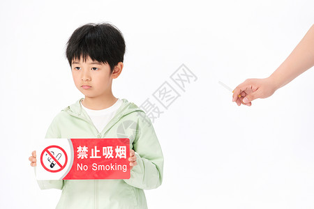 小孩举着禁止吸烟标识牌高清图片