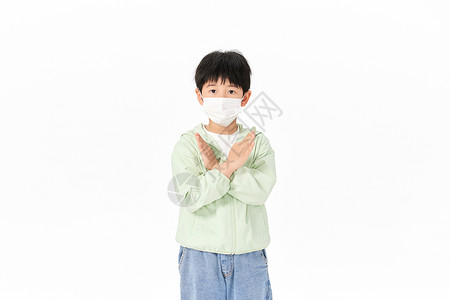 戴口罩的小男孩双手在胸前交叉高清图片