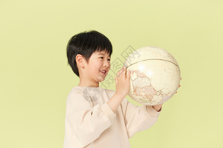 抱着地球模型的小男孩背景