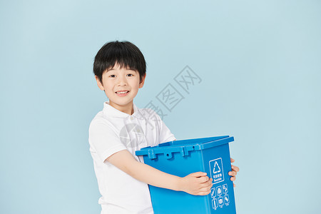 儿童扔垃圾抱着可回收物垃圾桶的小男孩背景
