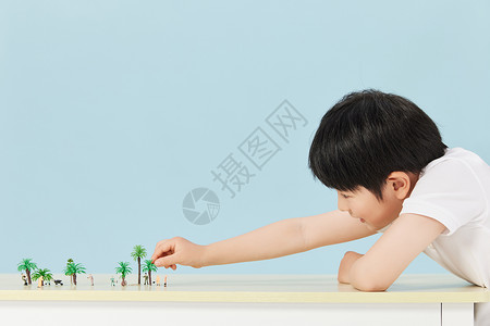 小男孩与微距植物图片