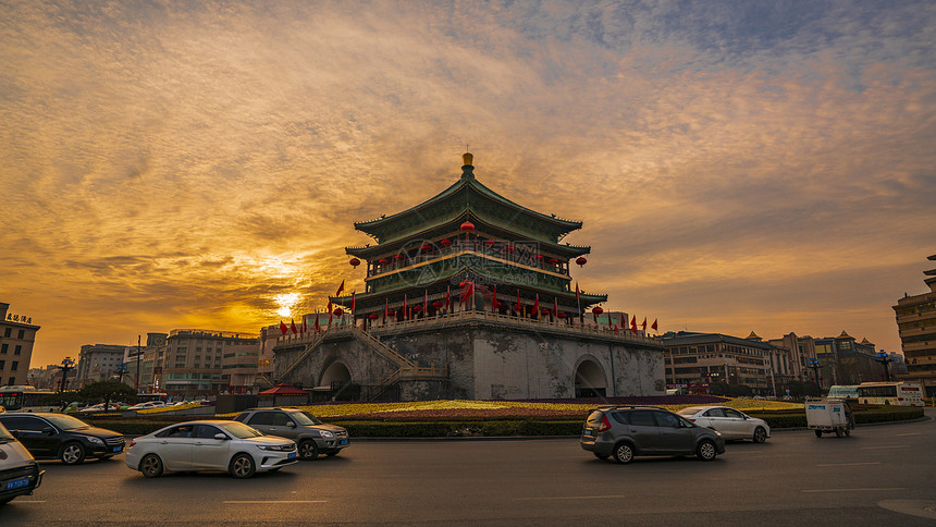 清晨霞光下的钟楼图片