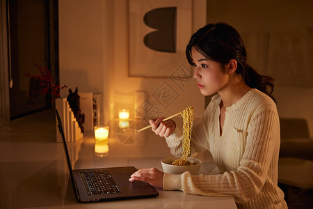 宅家追剧居家女性熬夜看剧吃泡面背景