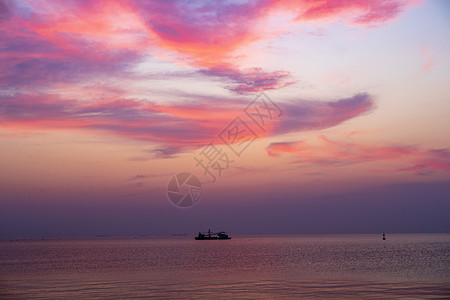 胶州湾海底隧道海上的船和晚霞背景