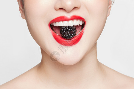 女性咬树莓嘴部嘴唇特写图片