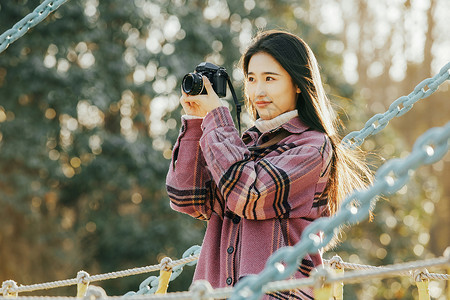 少女写真日系青春清新美女举起相机拍摄背景