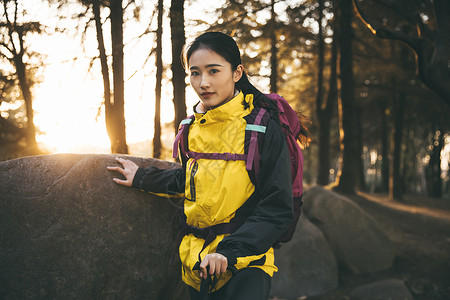 女生户外徒步登山形象图片