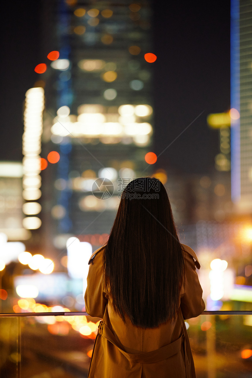 冬季夜晚都市女性人像背影图片