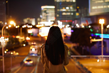 精英学生冬季夜晚都市女性人像背影背景