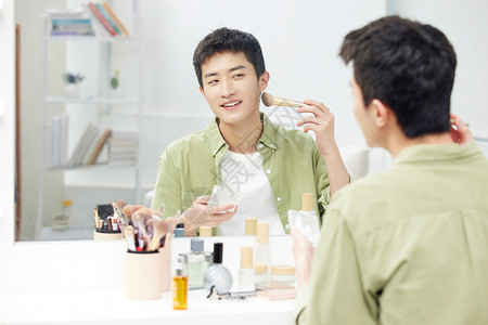 年轻男士镜子前化妆图片