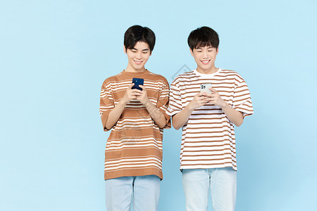 青年男性朋友相约打手机游戏背景图片