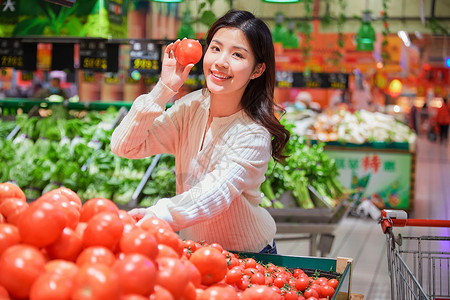 超市购物挑选蔬菜生鲜的女性背景图片