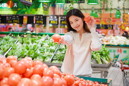 超市购物挑选蔬菜生鲜的女性背景图片