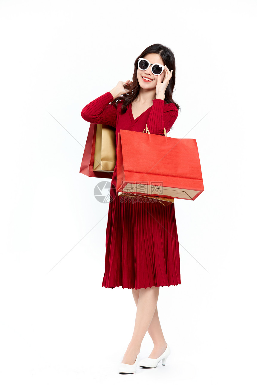 戴墨镜的潮流时尚女性购物消费图片