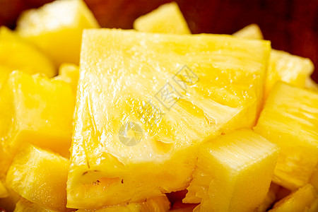 香瓜果实特写拍摄黄色菠萝片背景