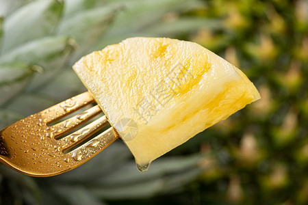 金叉子金属叉子上的水果菠萝背景