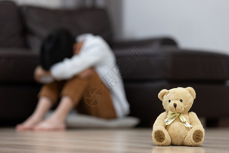 蹲在一边哭泣的小男孩家庭暴力受害者高清图片