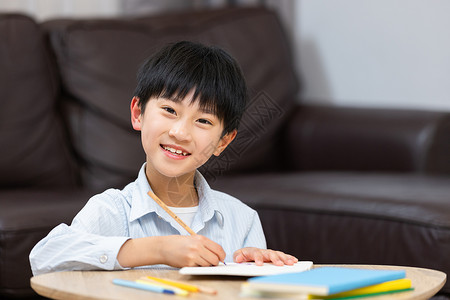 在家学习的小男孩高清图片