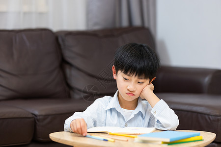 做作业遇到难题的小男孩图片