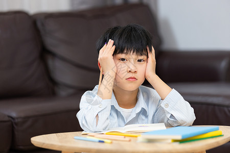 儿童自闭症做作业遇到难题的小男孩背景