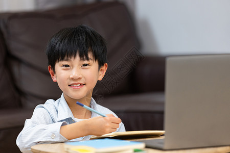 网络营销课在线听课海报小男孩在家使用笔记本电脑上网课背景