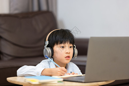 小男孩独自一人在家上网课背景图片