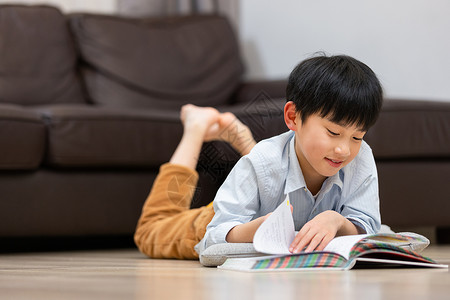 小男孩阅读书本在家看书的小男孩背景