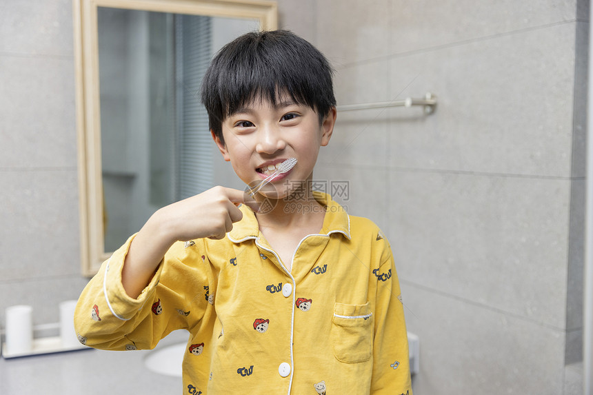 在浴室刷牙的小男孩图片