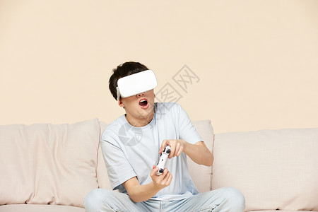 青年男性大学生居家玩VR游戏高清图片
